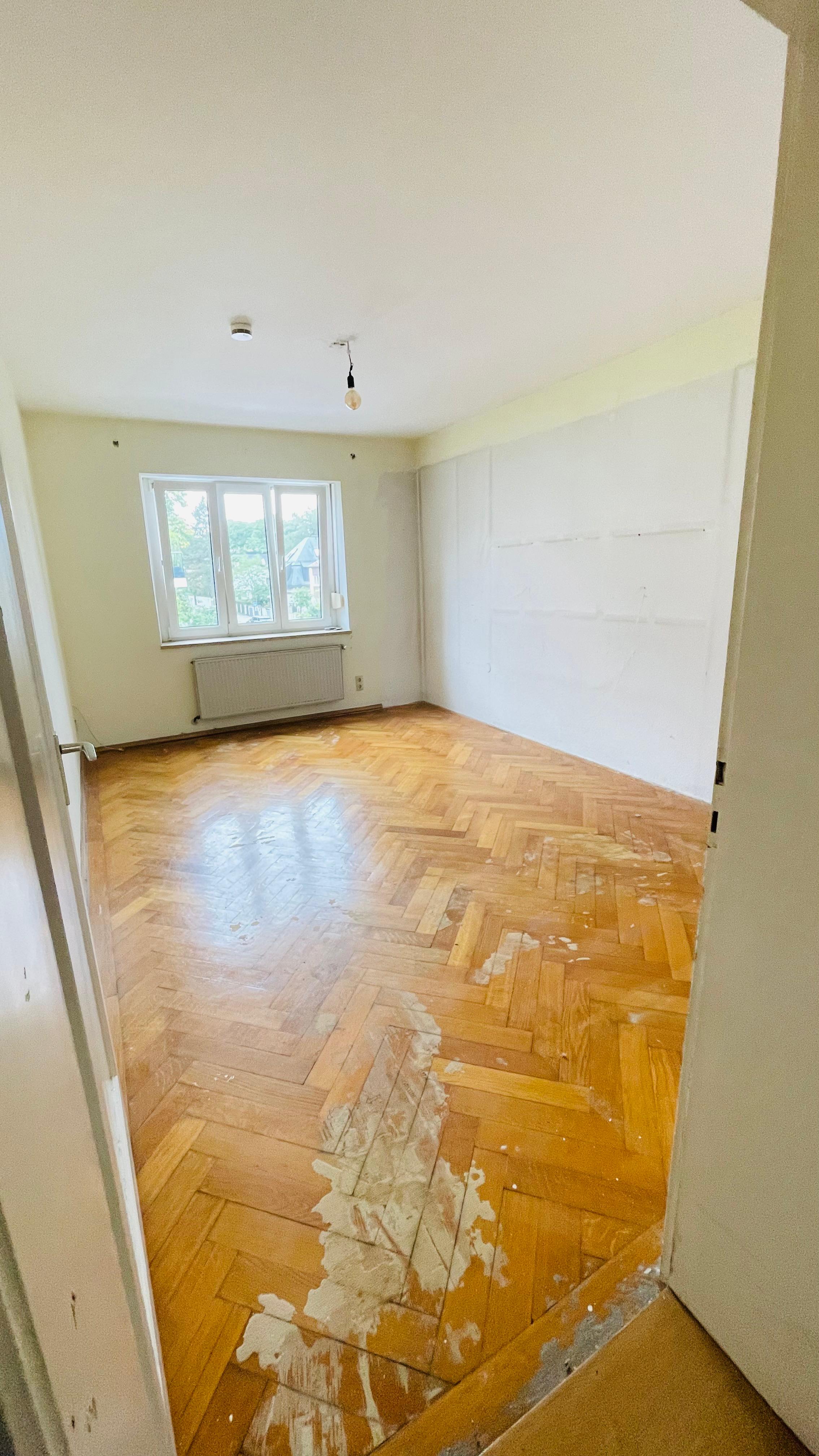 Raum vor der Entrümpelung - unordentlich