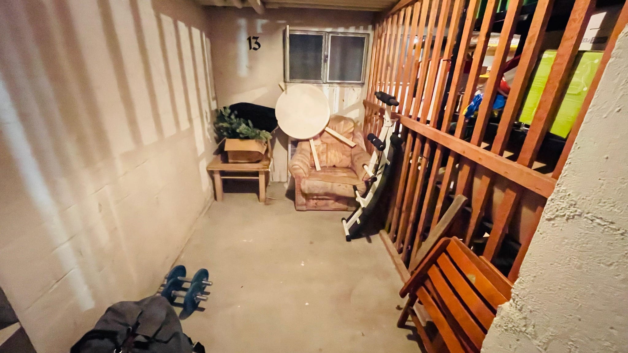 Vorher - Vollgestellter Keller