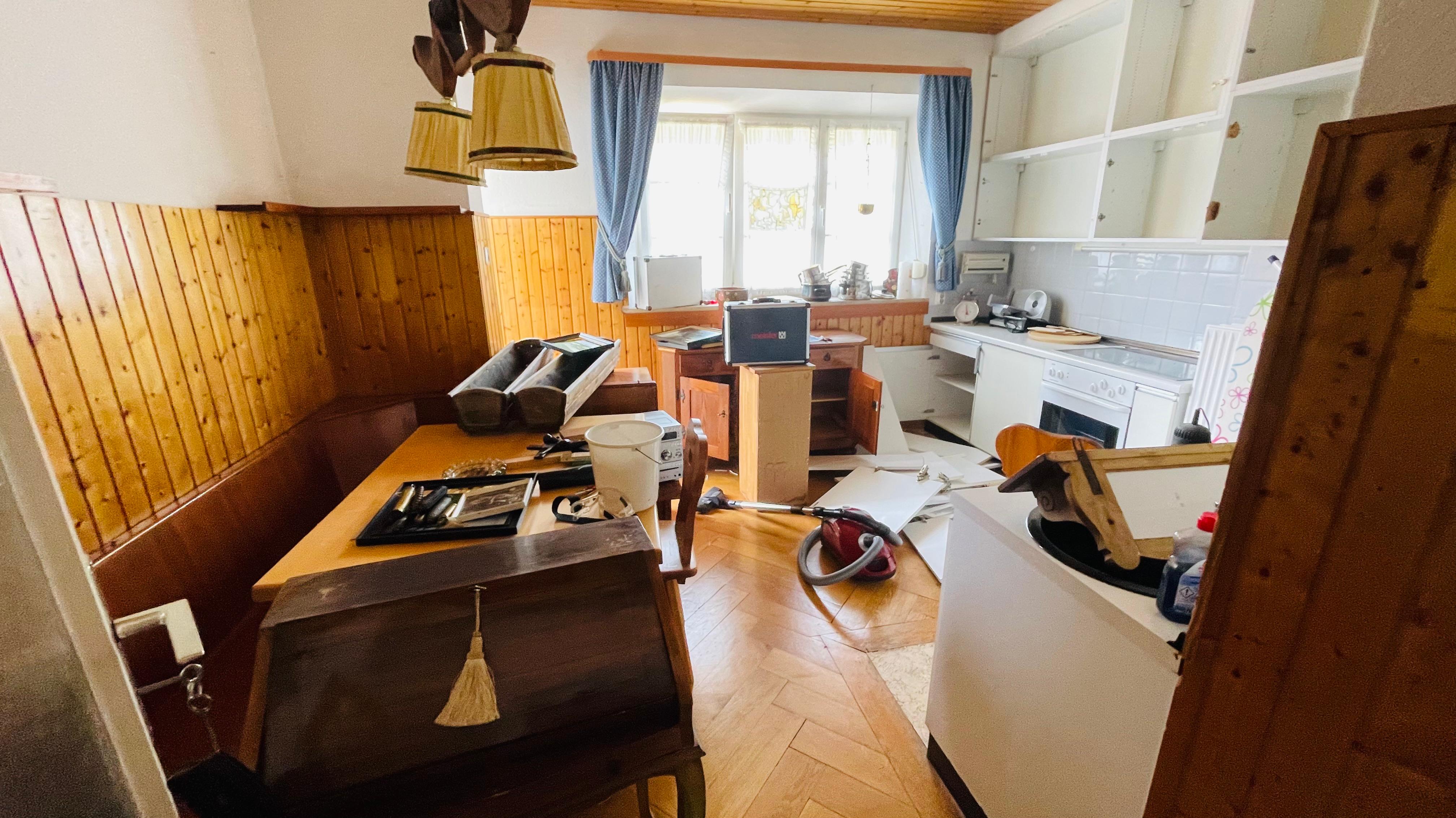 Vollgestellte Küche vor der Wohnungsauflösung – Ausgangszustand